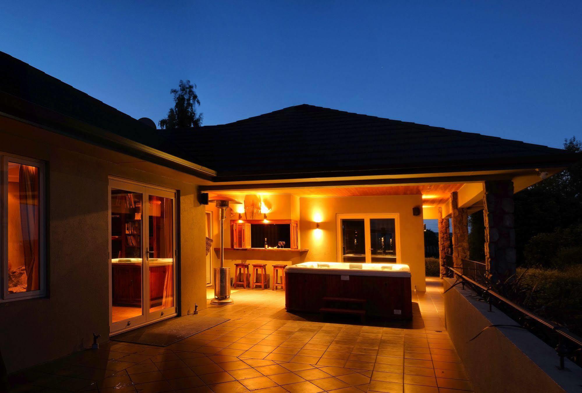 Tauhara Sunrise Lodge Таупо Екстериор снимка